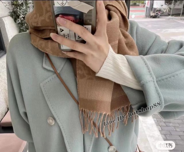 Fendi專櫃新款芬迪米駝色羊毛和羊絨雙面圍巾 mmyj2421